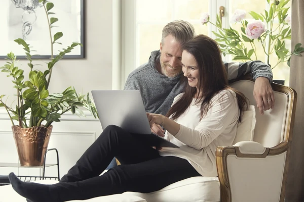 Föräldrar Med Laptop 2024